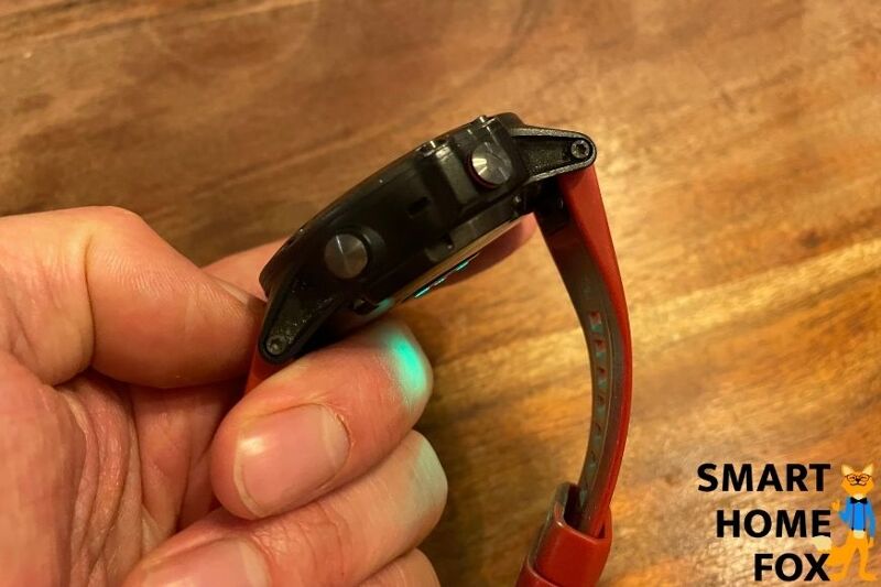 Man sieht die Garmin Fenix 5X Plus von der Seite.